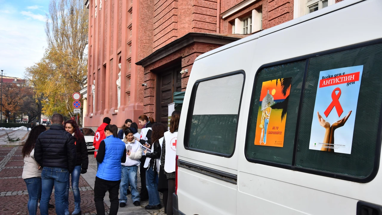 Десетки граждани се изследват анонимно за ХИВ СПИН пред Народния театър Иван