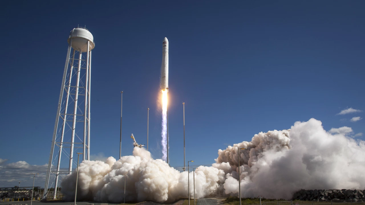 Ракета носител Фалкон 9 на американската космическа компания Спейс Екс