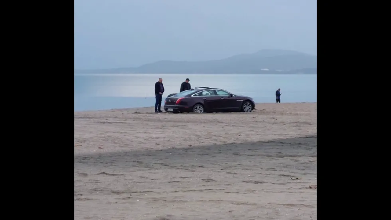 Луксозен автомобил затъна в пясъка на Северния плаж в Бургас. 
На следващия