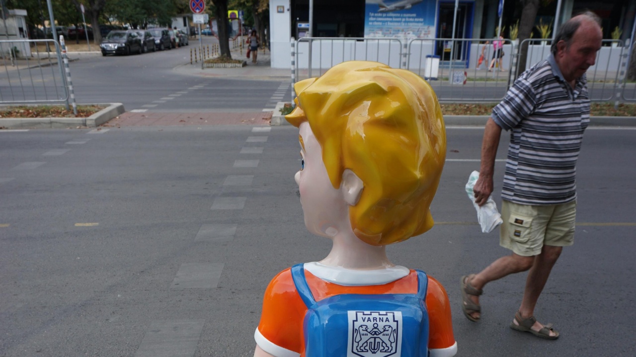 Пет триизмерни кукли за заостряне на вниманието на водачите поставиха в Сливен