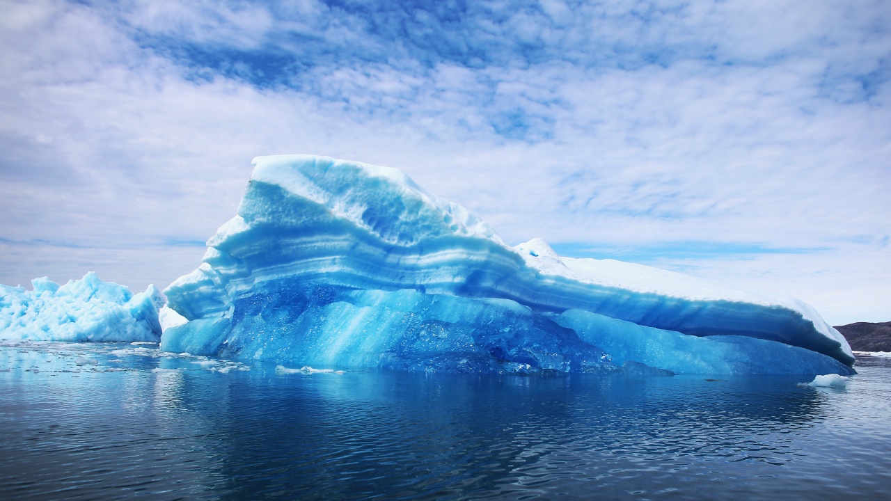 Британски кораб за полярни изследвания е пресякъл пътя на най-големия