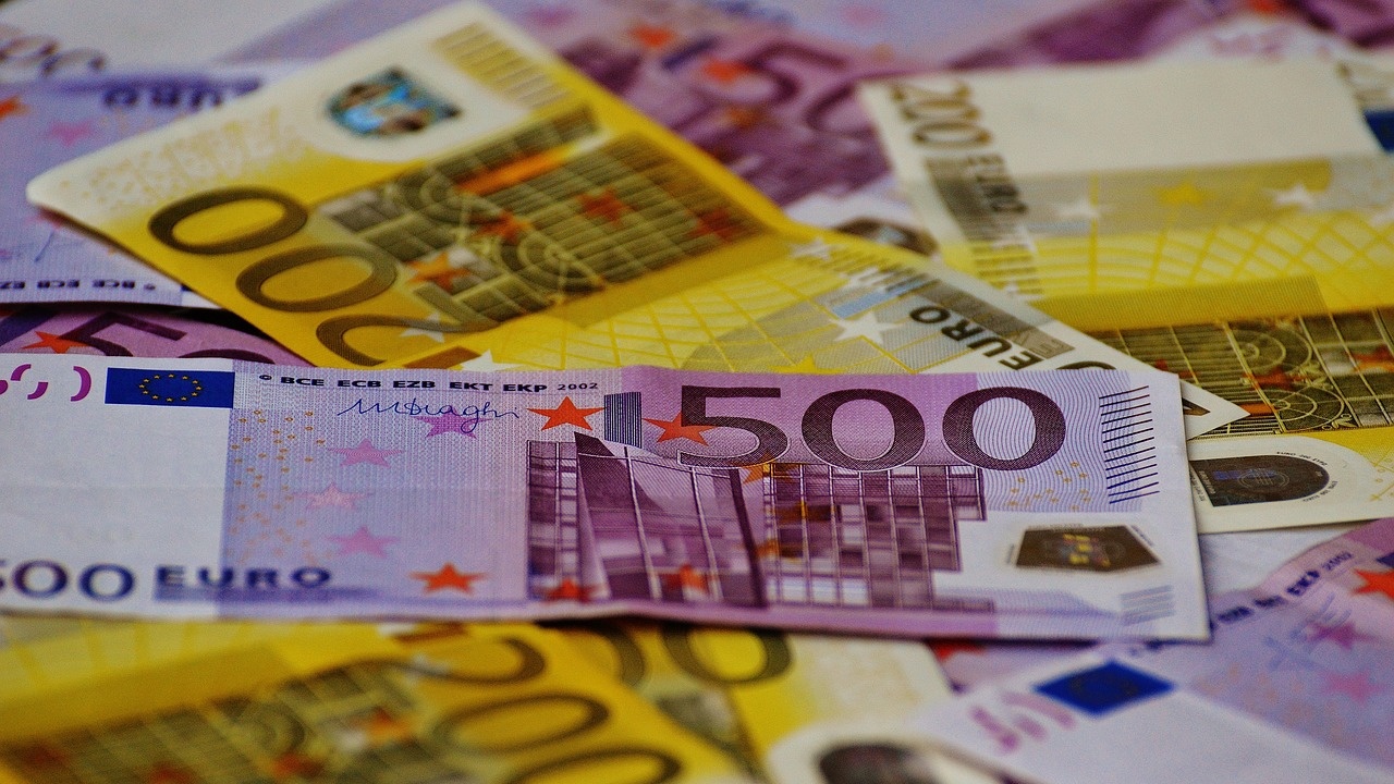 Еврото се задържа над 1,08 долара