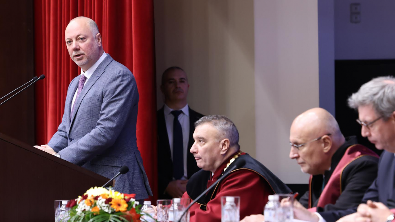 Росен Желязков поздрави управителя на БНБ Димитър Радев при удостояването му със звание "Доктор хонорис кауза на УНСС"