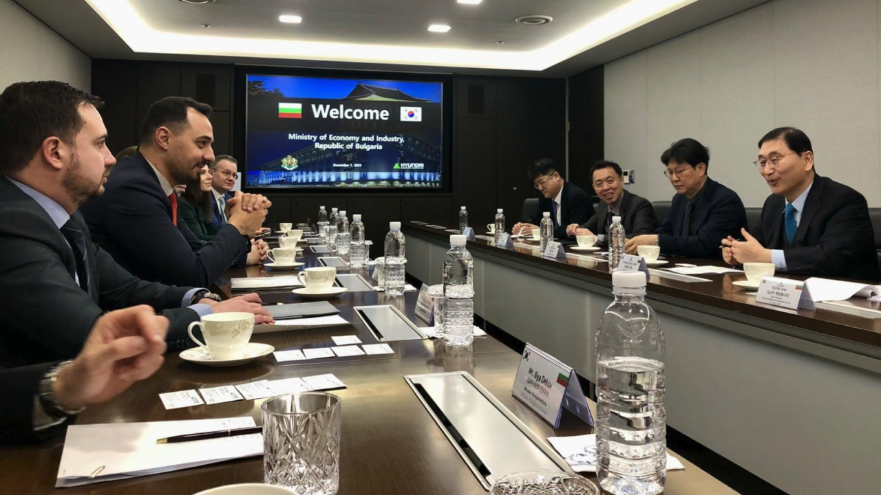 Министър Богданов разговаря с представители на корейски компании