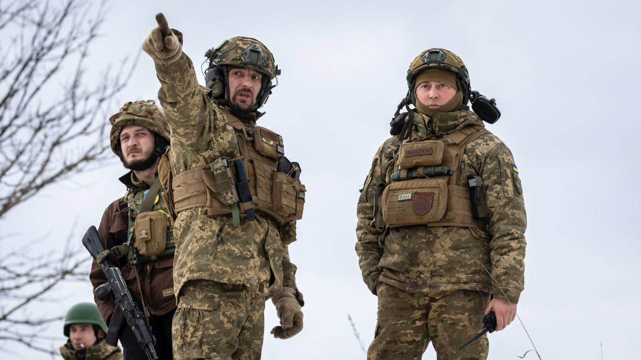 На заснежено поле в Западна Полша украински войници се обучават