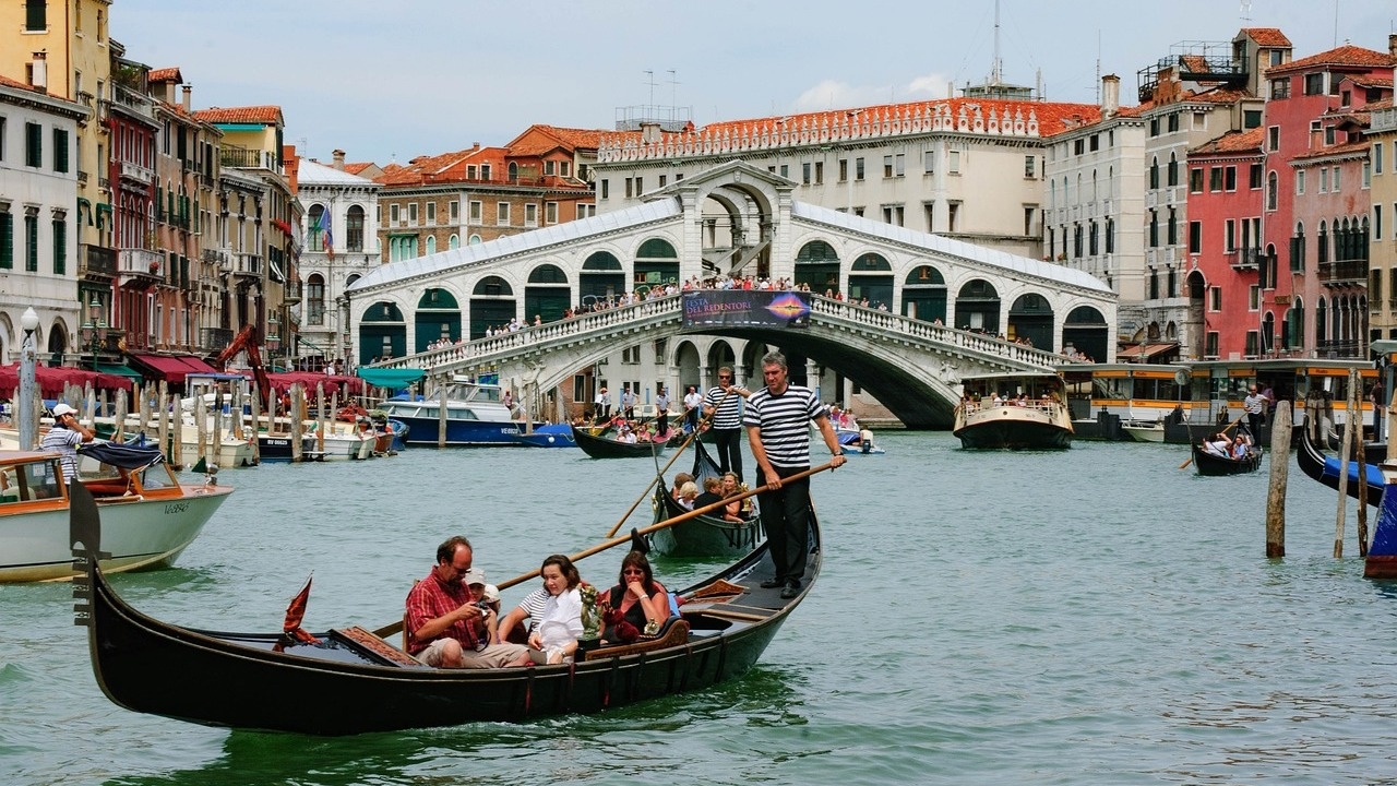 Група туристи обърнаха гондола във Венеция и паднаха в канал,