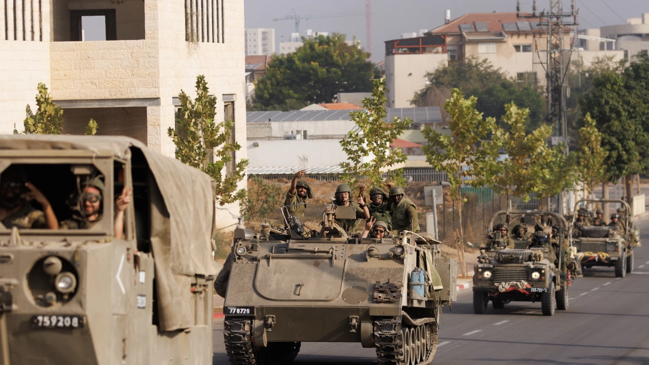 Десетки израелски танкове превозни средства с войници и булдозери са