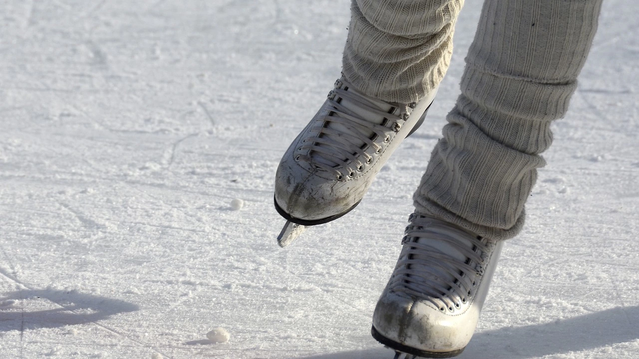 Започна монтирането на ледената пързалка в Самоков Пързалката ще отвори врати