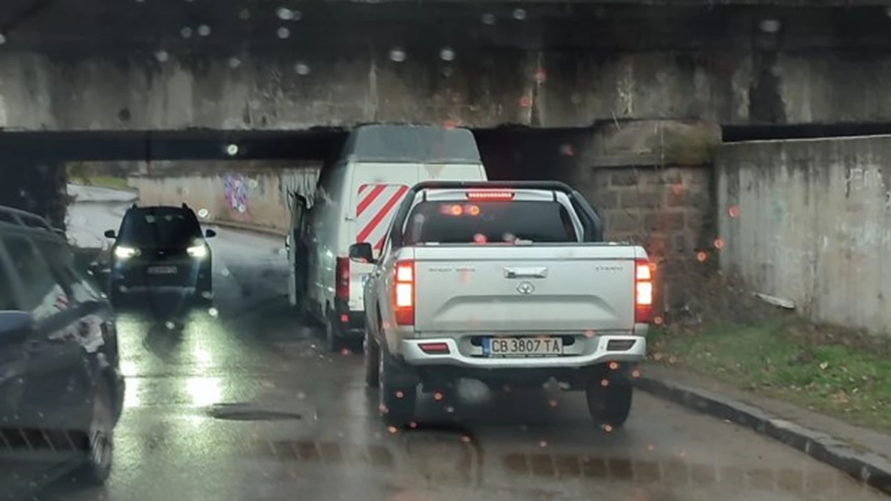 Бус се заклещи под мост в София Инцидентът е станал под моста