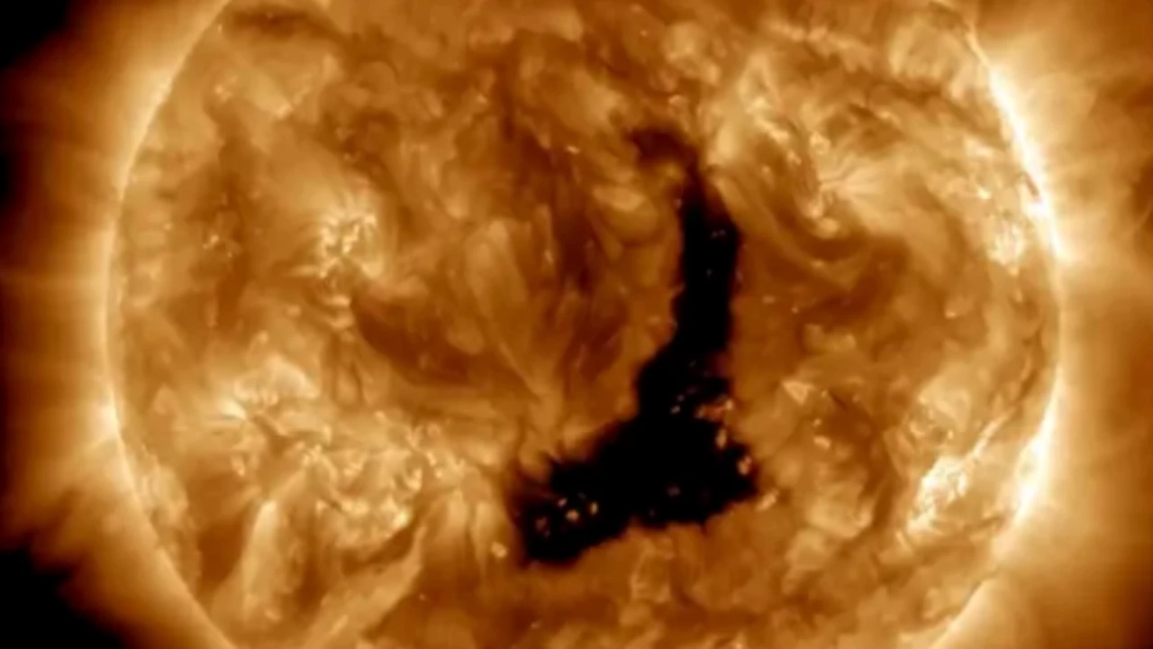 Учените откриха голяма аномалия в Слънцето дупка разположена по