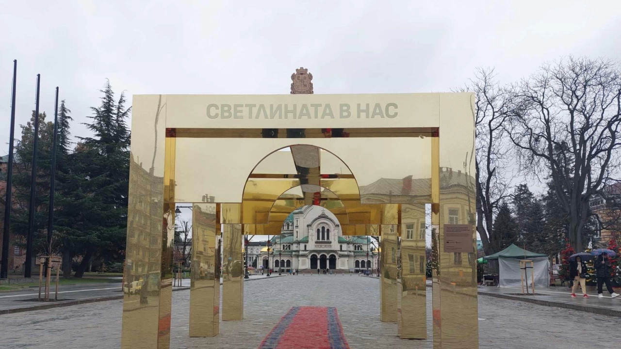 Златна арка с килимче пред  Св Александър Невски изумиха столичани  
Новото коледно