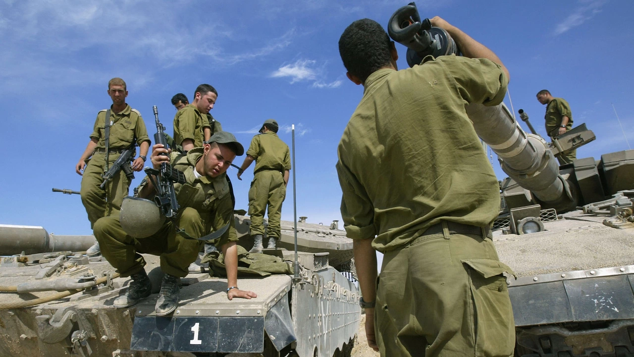 Израелски военни заявиха днес че са намерили оръжия и тунели