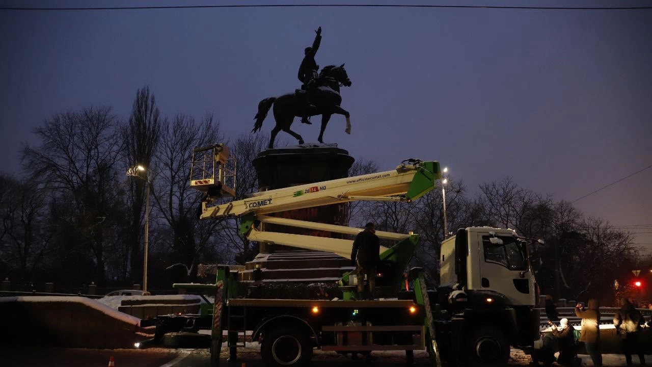 Украинските власти продължиха днес кампанията си за премахване на паметници