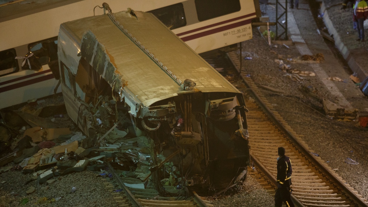 Най-малко 17 души бяха ранени след челен сблъсък между два влака