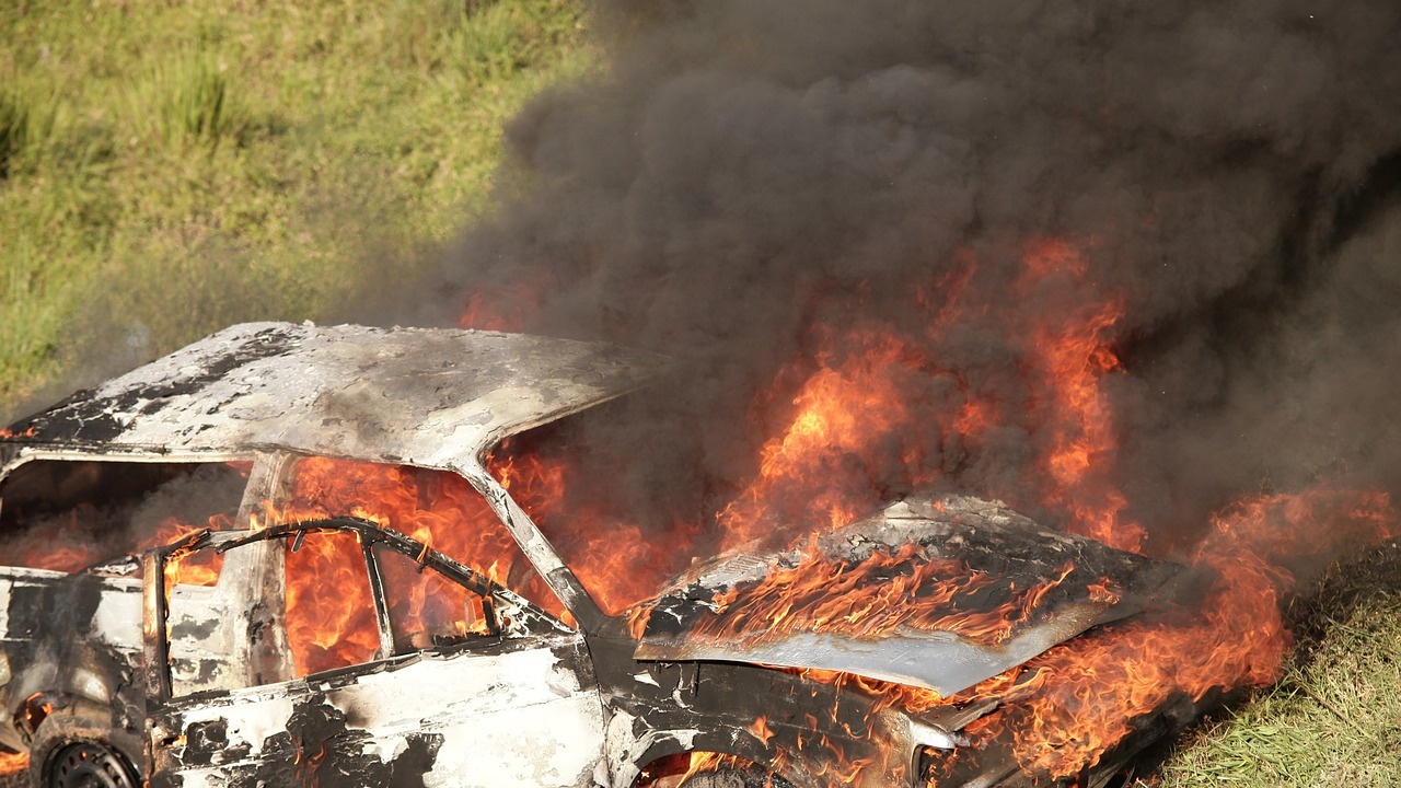 Кола горя в Хасково, съобщиха от полицията. Тази нощ 42-годишен мъж е подал