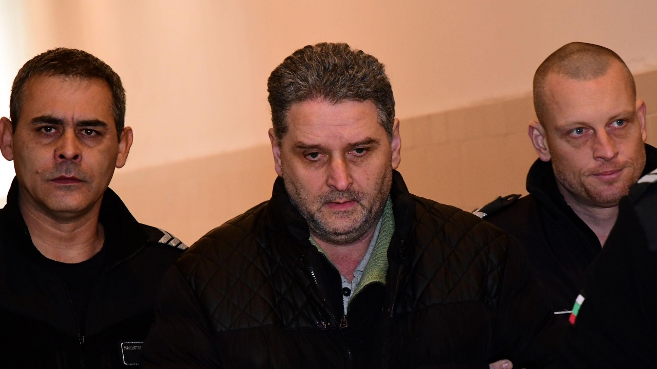 Подсъдимият за убийството на психолога Иван Владимиров-Нав е влачил тялото