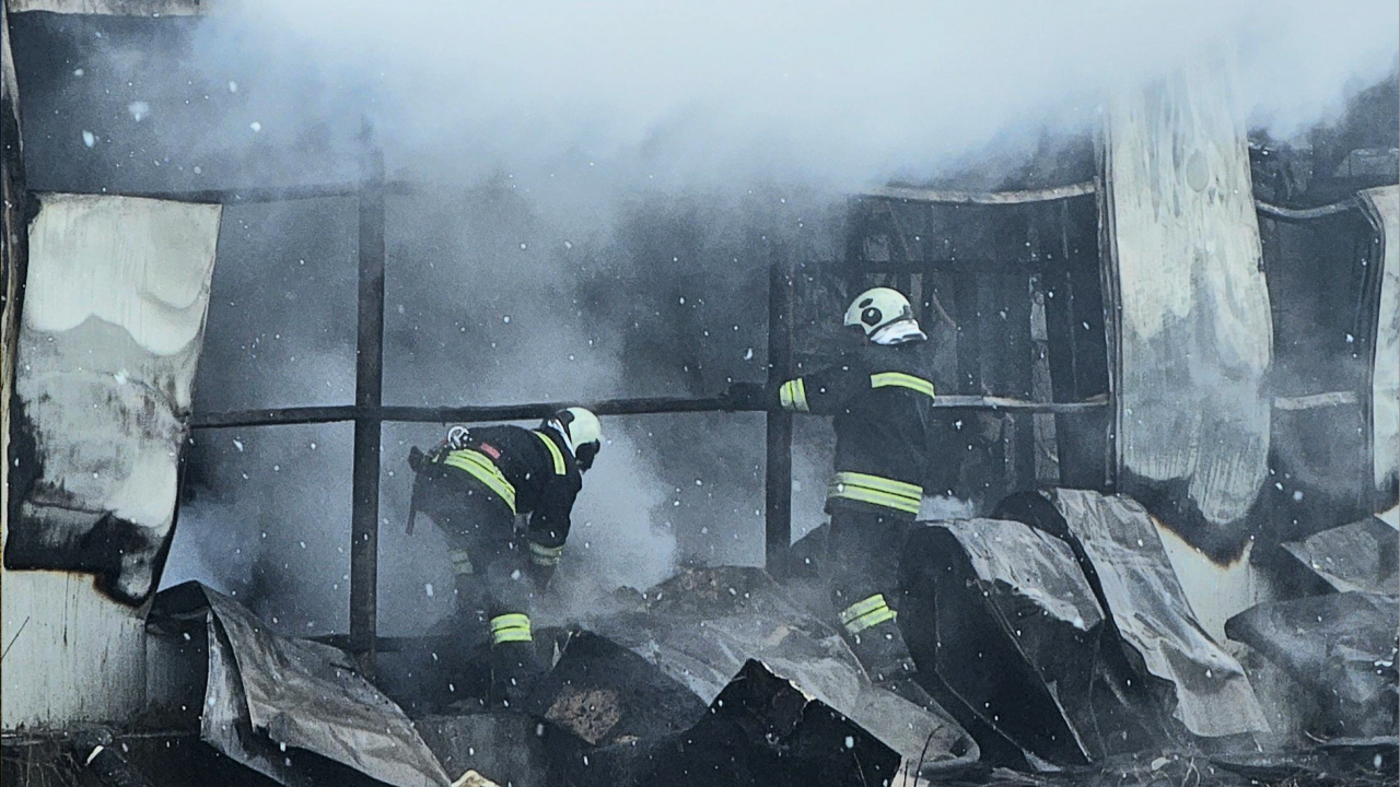 Голям пожар гори в сграда на булевард Климент Охридски в