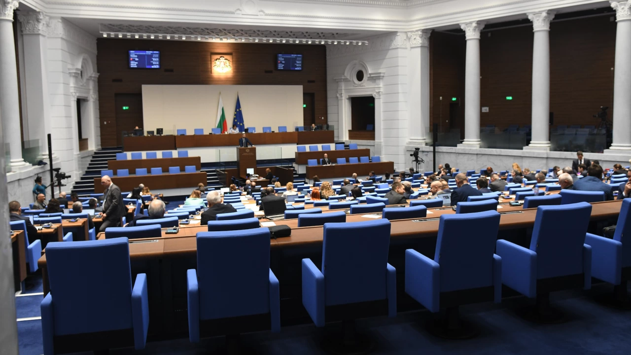 Депутатите се събраха днес на извънредно заседание Заседанието започна с декларации на
