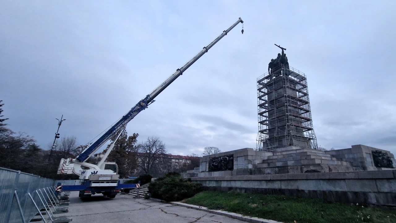 Започна демонтажът на паметника на Съветската армия съобщи във фейсбук