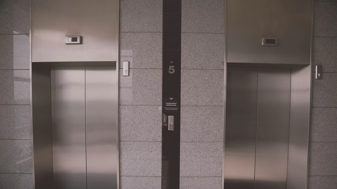 Спират от движение десетки асансьори в страната от началото на