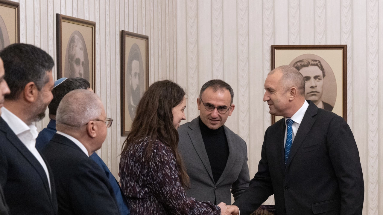 Представители на еврейската общност в България връчиха днес на президента