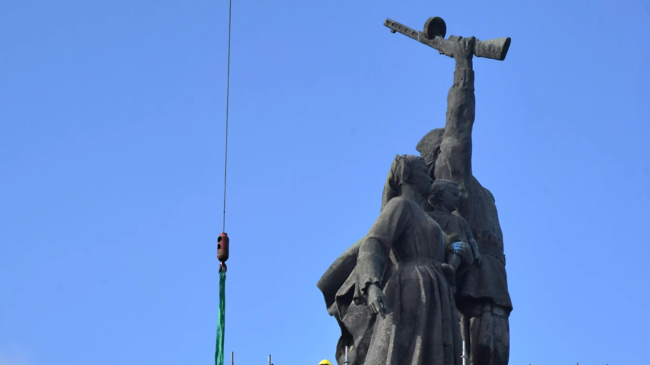 Без произшествия премина нощта пред Паметника на Съветската армия След дългогодишни