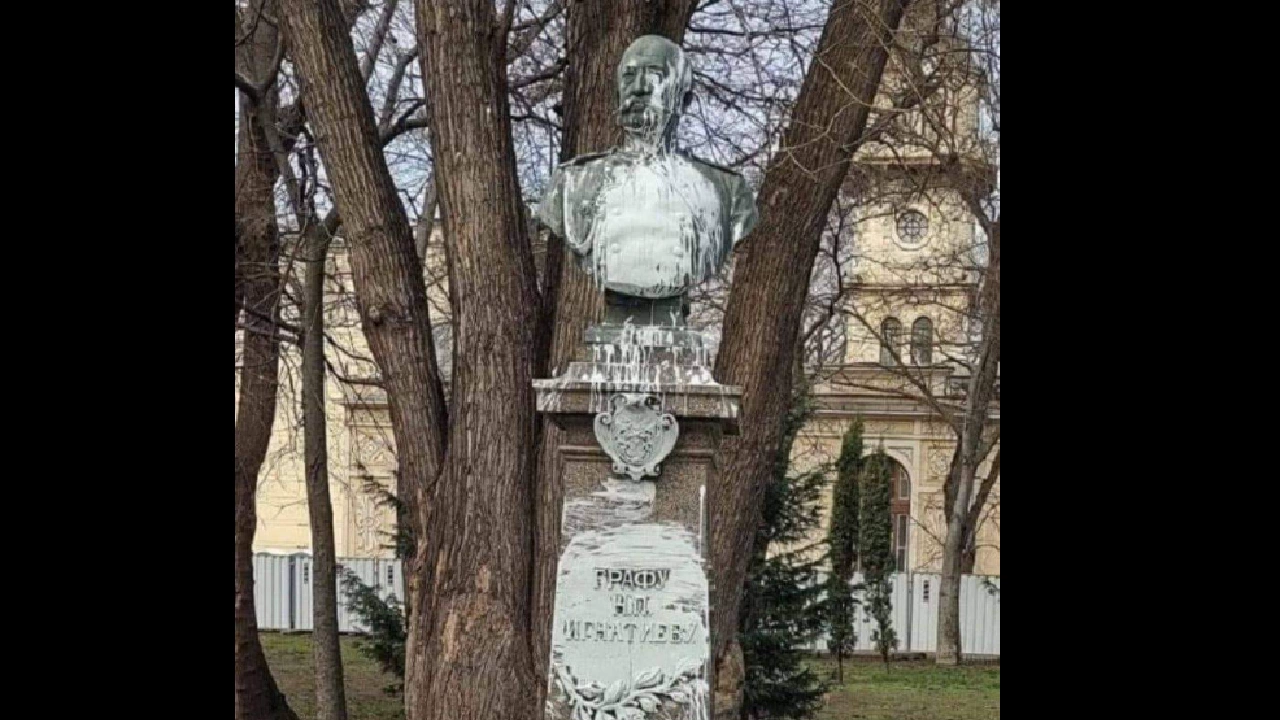 Бюст паметникът на руския дипломат граф Игнатиев във Варна е залят