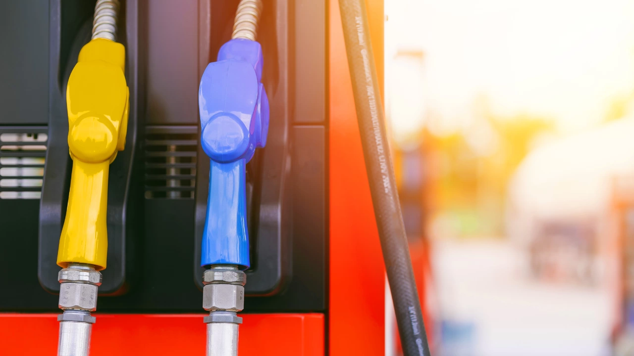 Цената на бензина продължава да пада като за последните три месеца най масовият А95 е
