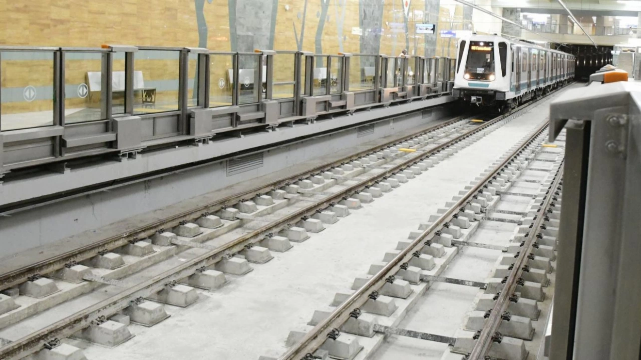 Мъж слезе на релсите на столичното метро между станциите Константин