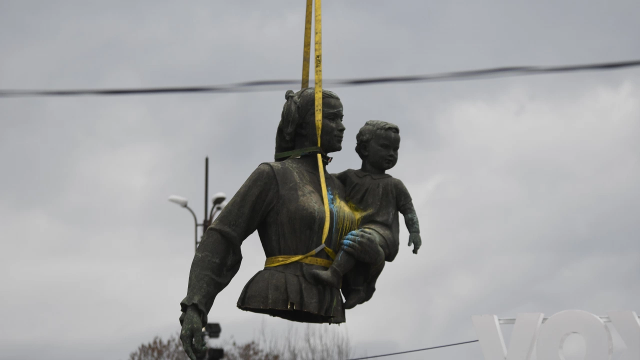 Продължава демонтирането на Паметника на Съветската армия в Княжевската градина