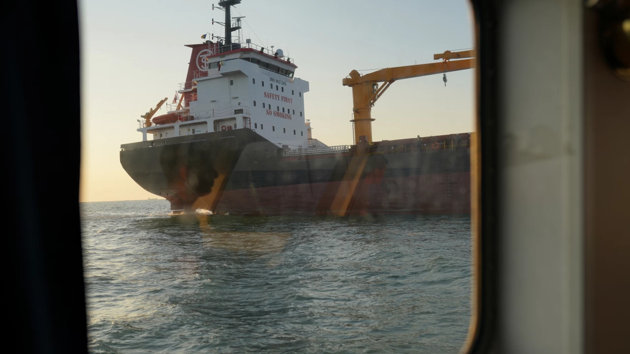 Корабът претърпял инцидент в Арабско море е собственост на Параходство
