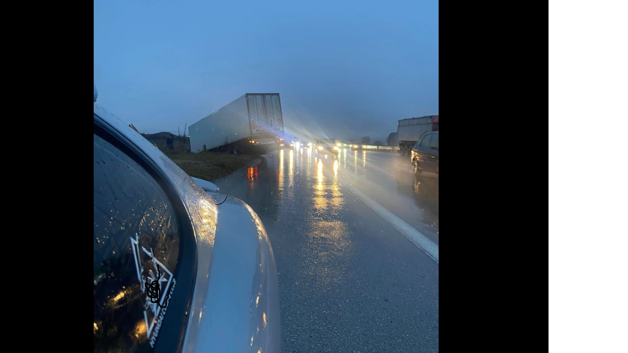 Камион изхвърча от пътя на Околовръстното в София стана ясно