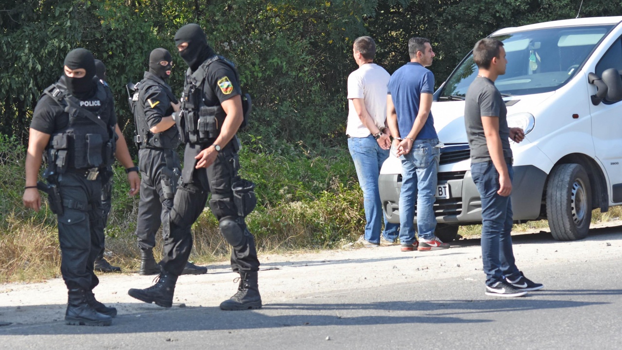 Столичната полиция провежда операция в квартал Христо Ботев. Акцията е