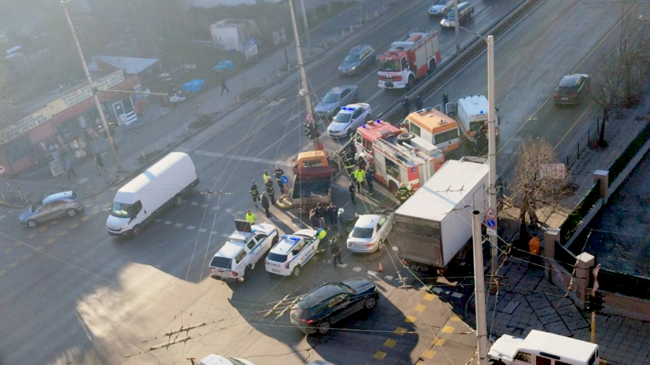 Катастрофа на столичния бул. Сливница предизвика огромна тапа, стана ясно