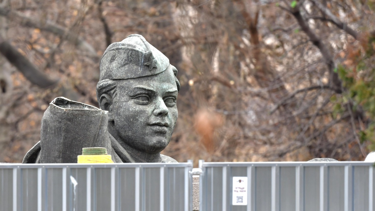 Вчера Административният съд спря демонтажа на Паметника на Съветската армия.
Всичко по