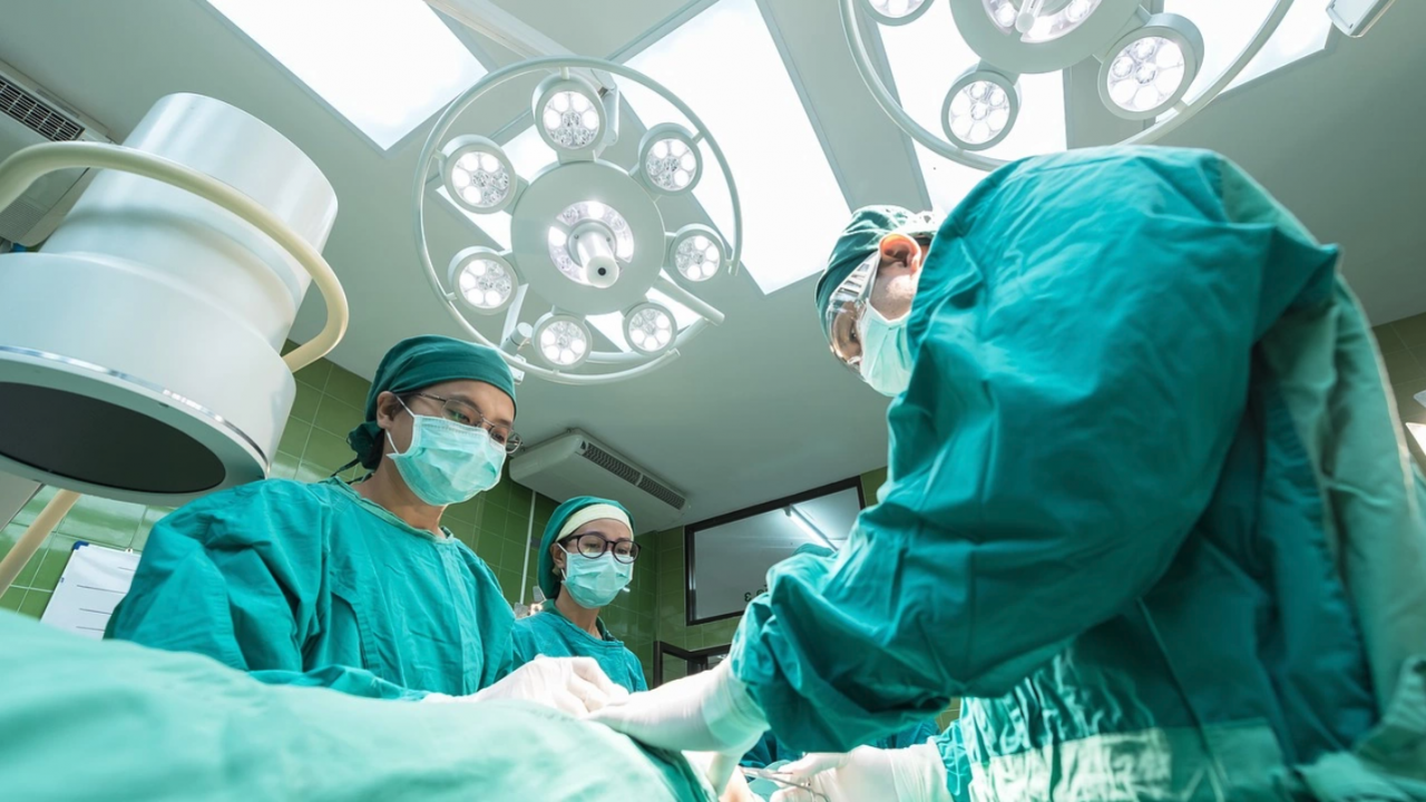 Уникална операция на новородено в детската хирургия в болница Пирогов. 
Това става ясно