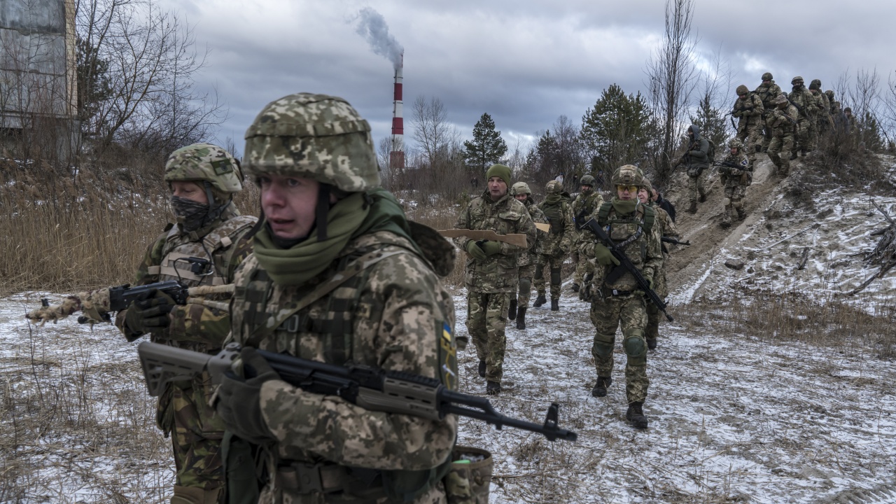 Министърът на отбраната на Украйна Рустем Умеров, търсейки още украински
