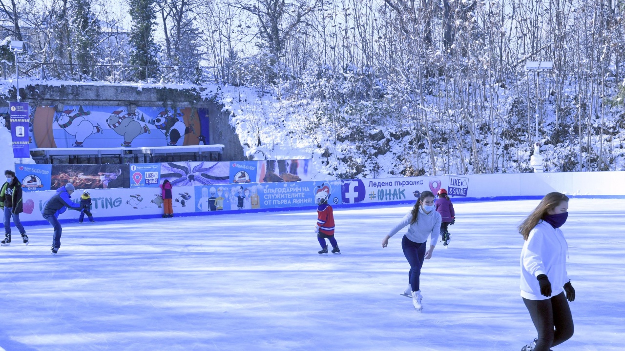 Леденият парк на София отвори врати за втора поредна година.