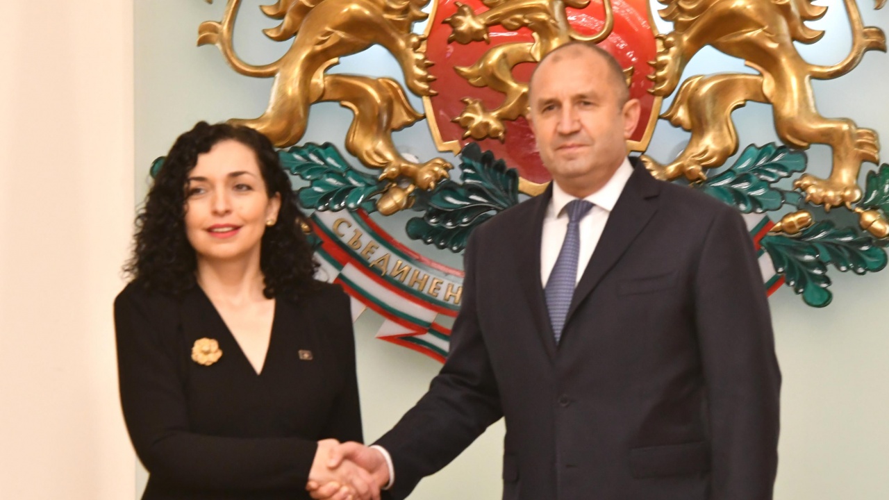 Българският държавен глава и президентът на Косово Вьоса Османи-Садриу разговарят