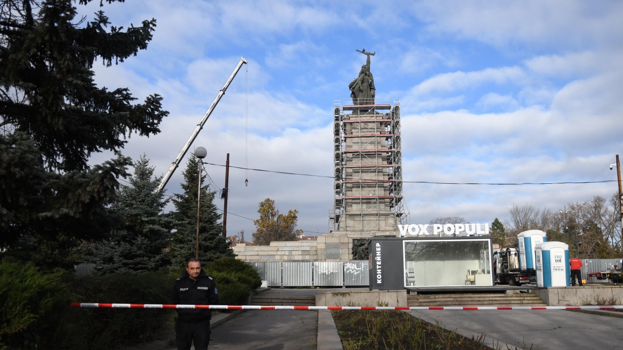Областната управа: Спрени са дейностите по демонтажа на Паметника на Съветската армия