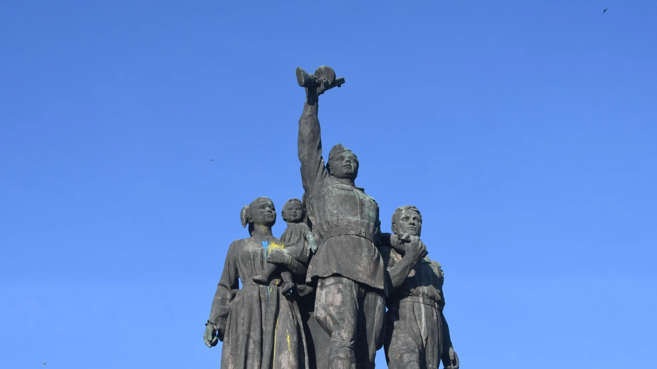 Протест заради Паметника на Съветската армия пред Столична община предаде