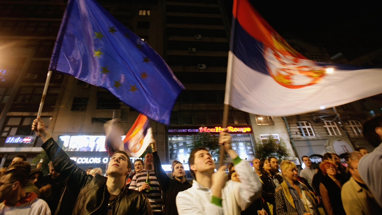 Привърженици на проевропейската опозиционна коалиция Сърбия срещу насилието протестират за