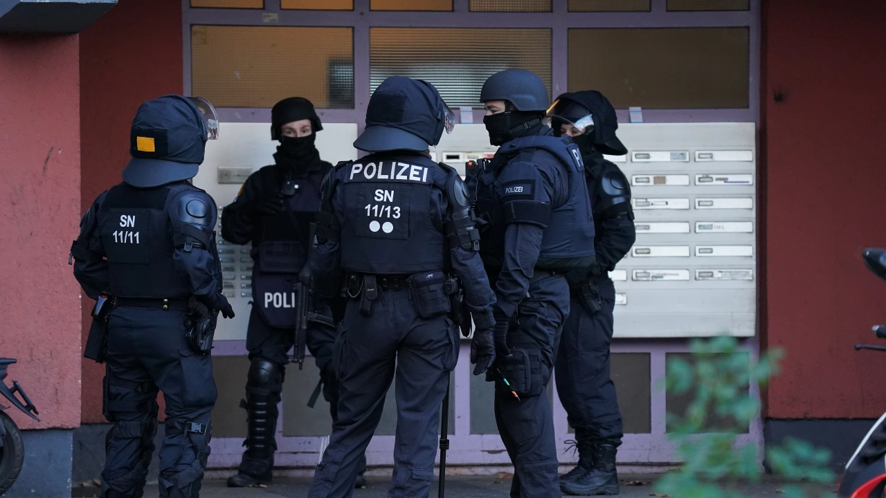 Берлинската полиция извърши днес няколко обиска насочени срещу лява феминистка