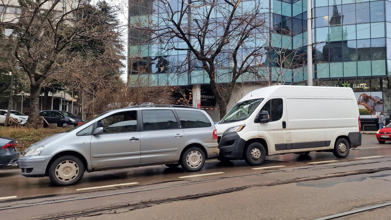 Катастрофа между бус и автомобил в центъра на София Инцидентът е