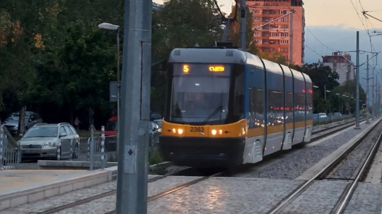 Движението на трамваите по линия № номер 5 най старата трамвайна