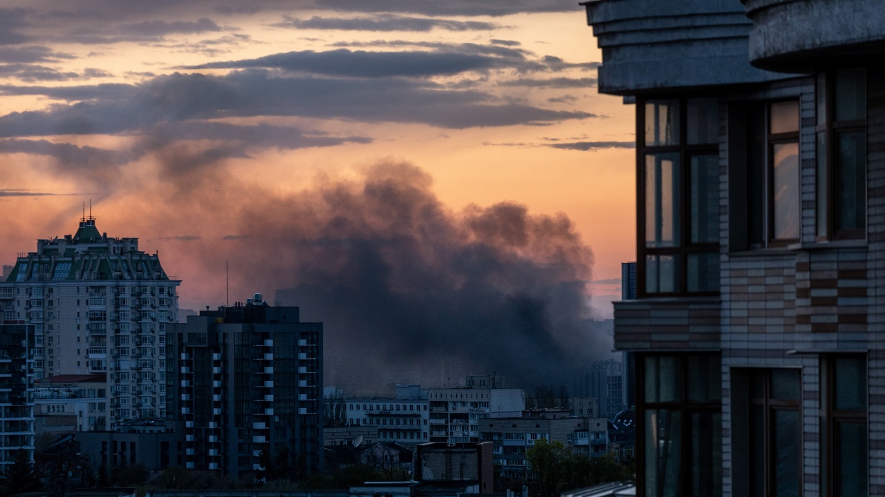 Експлозии се чуват тази сутрин в Киев, съобщи днес кметът