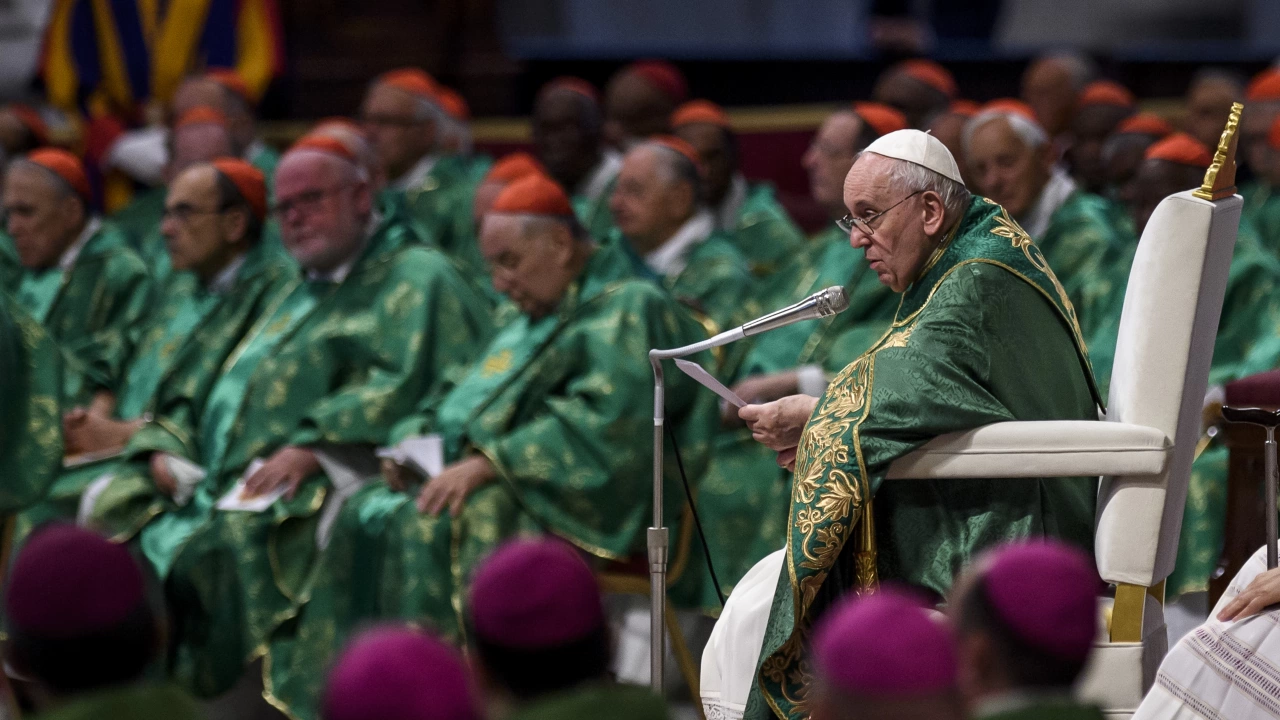 Папа Франциск се помоли за приемането на предшественика си в