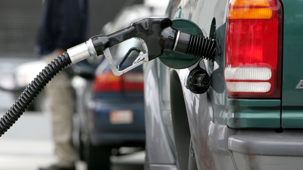 Цените на горивата в последните дни на декември бележат лек