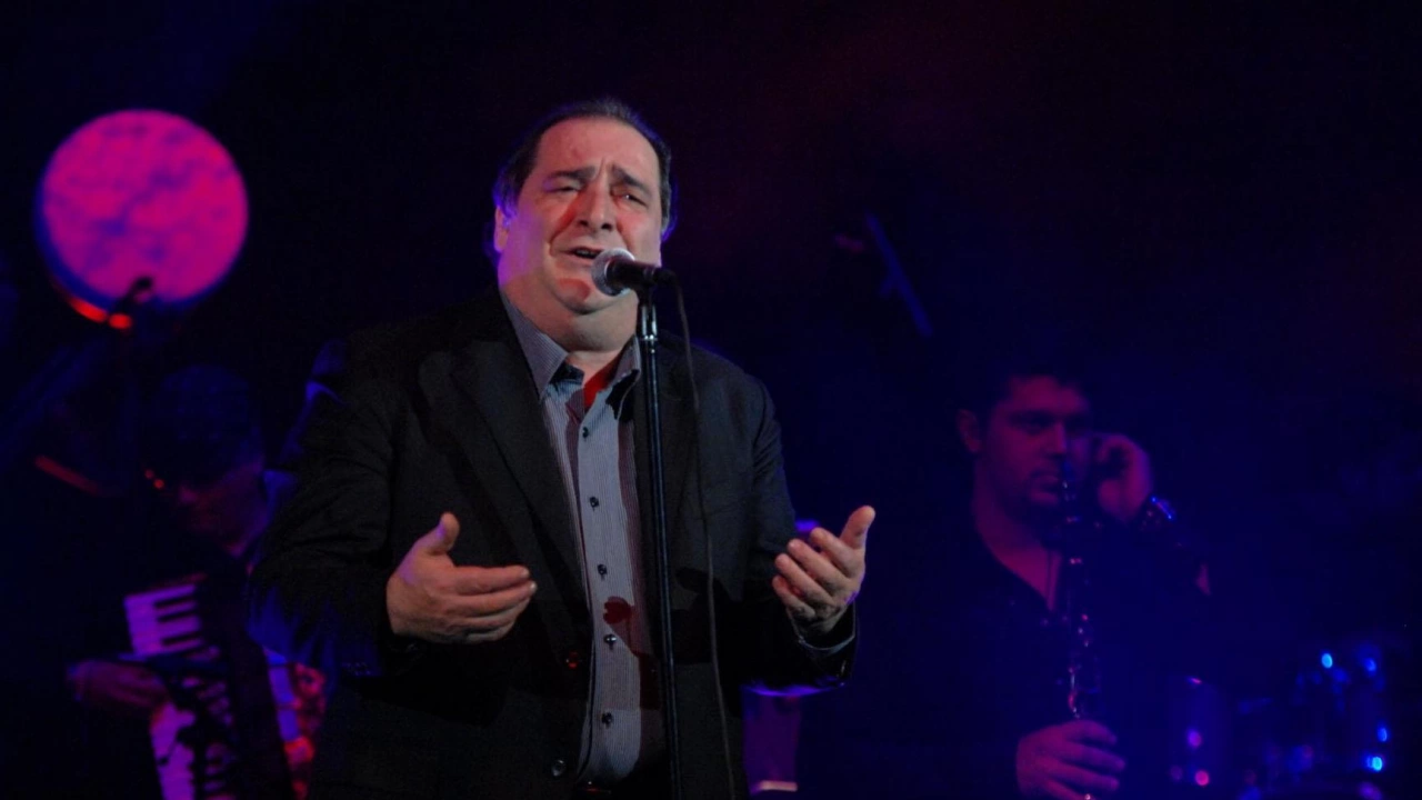 Днес Гърция изпрати известния гръцки певец Василис Карас който почина