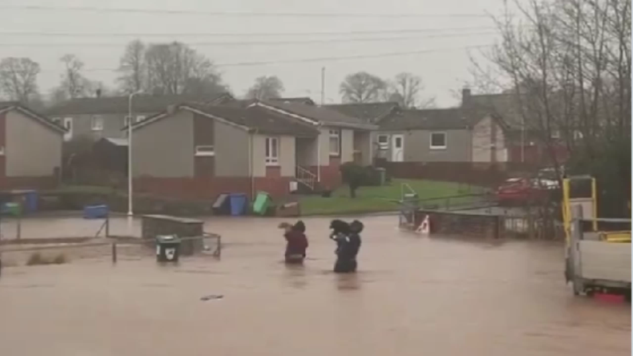Бурята Герит наруши транспортните връзки във Великобритания и причини неволи